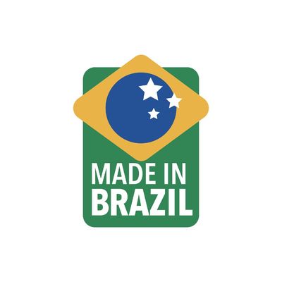 كرسي ترامونتينا مود من خشب الجاتوبا البرازيلي المعتمد من مجلس الأمناء للغابات (FSC)، مع مسند ذراعين مرتفع ومصنوع من حجر الصابون والخشب.