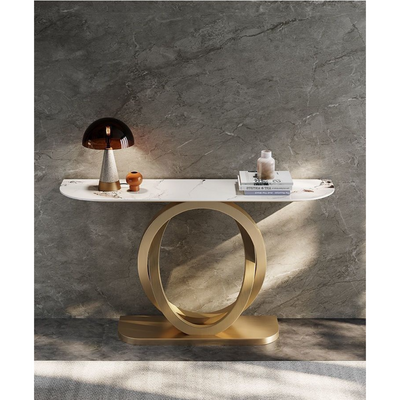 طاولة جانبية بسطح رخامي وقاعدة معدنية ذهبية مقاس 140 سم.