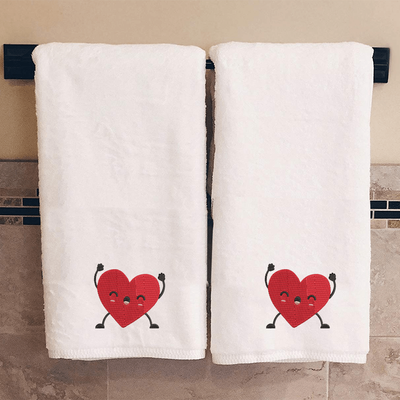 منشفة حمام  قزحية مطرزة لك (70 × 140 سم) أبيض قلب سعيد 100% قطن - (مجموعة من 2) 600 جرام لكل متر مربع