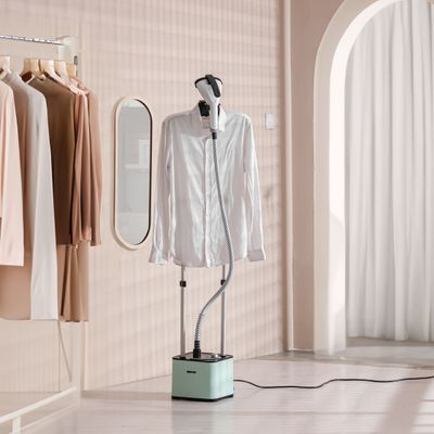 Geepas Garment Steamer Thermostat Protection1.3L Water Tank Powerful Steam Aluminium Pole Heating Time: 35-45 Seconds 11 Positions 1.3 L 2000.0 W GGS25033 White/Grey