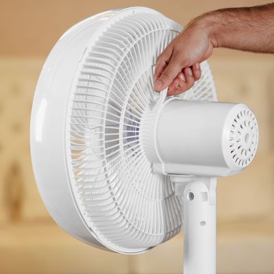 Geepas 14-Inch Desk Fan With 3 Speed Setting ABS Circulator Head AS 5 Fins Blade GF21202 White