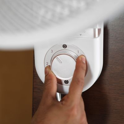 Geepas 14" Wall Fan With 3 Speed Setting, ABS Circulator Head, AS 5 Fins Blade, ABS Body, Wide Angle Oscillation, 60W Powerful Motor, Chrome & Silver Painting Decoration 60 W GF21203 White