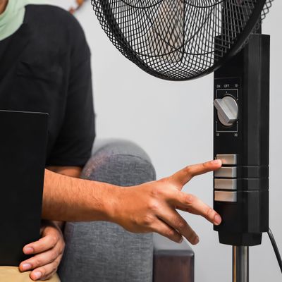 18" Stand Fan | Adjustable height | 3 speed | Tilt Setting with Overheat Protection | Wide Oscillation | Self-Protection when Over Heated, 128 Ribbed Grills, Streamlined & Portable Design GF9605 Black