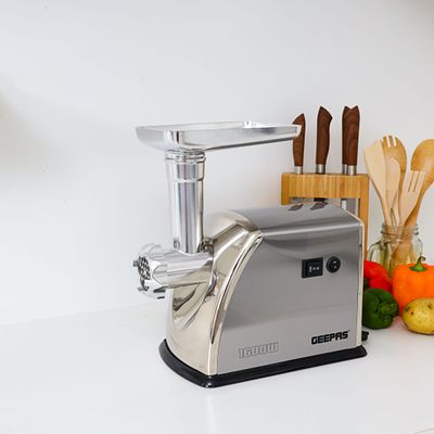 Geepas Meat Grinder Electric Aluminum Gearbox - 3 Metal Stainless Steel Cutting Plates, Accessories, Metal Gears, Stainless Steel Blade 1 kg 1600 W GMG1909 Silver