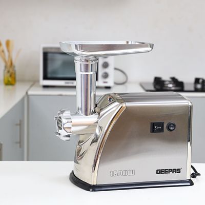Geepas Meat Grinder Electric Aluminum Gearbox - 3 Metal Stainless Steel Cutting Plates, Accessories, Metal Gears, Stainless Steel Blade 1 kg 1600 W GMG1909 Silver