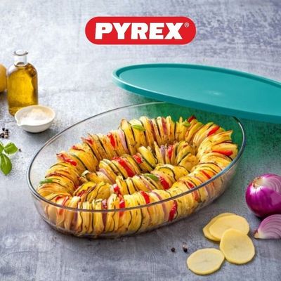 Pyrex Cook&Store 3L Oval Roaster with Lid for Versatile Cooking and Storing