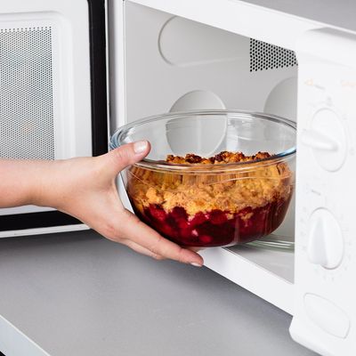 Pyrex Cook&Go 700ml Round Storage Dish with Blue Lid - Airtight, Versatile Freezer-to-Oven Solution