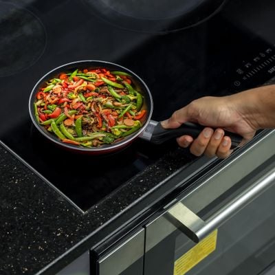 20cm Non-Stick Flat Fry Pan, Multiple Hob, RF1259FP20 | 3 Layer Construction | Bakelite Handle | Even Heat Distribution | Dishwasher Safe | 3mm Thickness | Eco-Friendly