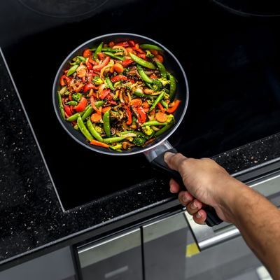 20cm Non-Stick Flat Fry Pan, Multiple Hob, RF1259FP20 | 3 Layer Construction | Bakelite Handle | Even Heat Distribution | Dishwasher Safe | 3mm Thickness | Eco-Friendly