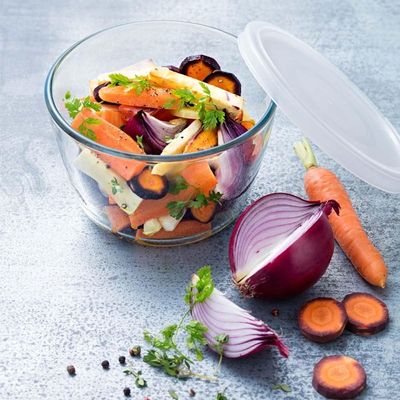 Pyrex Cook & Freeze Round Dish with Plastic Lid 0.6L – Compact Glass Container for Baking, Freezing & Reheating