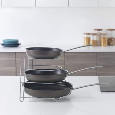 Metaltex Frypan Holder Canyon Silver – 4-Seat Frying Pan Organizer – Countertop, Cabinet, or Drawer Storage – Iron Wire Body with Polytherm® Metallic Coating