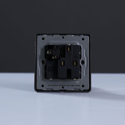 Milano 16A Universal Switched Socket Gd