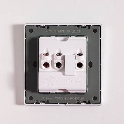 Milano 16A Universal  Socket Aura Slvr