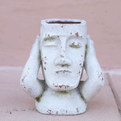 وعاء زرع مصنوع من أكسيد المغنيسيوم - تمثال يغطي أذنيه
