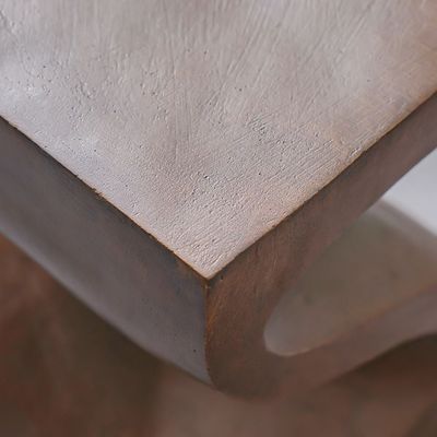 طاولة جانبية MGO بتصميم ملتوي
