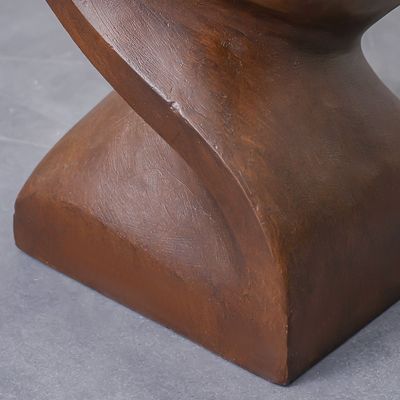 طاولة جانبية MGO بتصميم ملتوي
