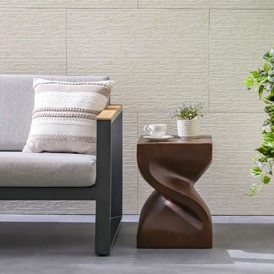 طاولة جانبية MGO بتصميم ملتوي
