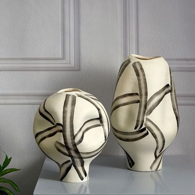 Abriz Vase White/Black Resin  24 X 24 X 29 CM