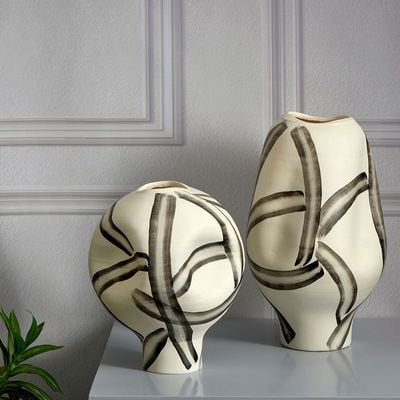 Abriz Vase White/Black Resin  22 X 22 X 37 CM