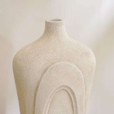 مزهرية آفا من البولي ريزين، بنقشة رملية، بيضاء، 16×10×35 سم