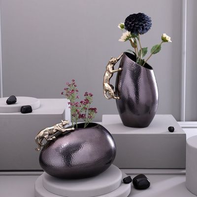مزهرية أونيكس معدنية على شكل فهد صغير، كروم، 25.5 × 18 × 18 سم