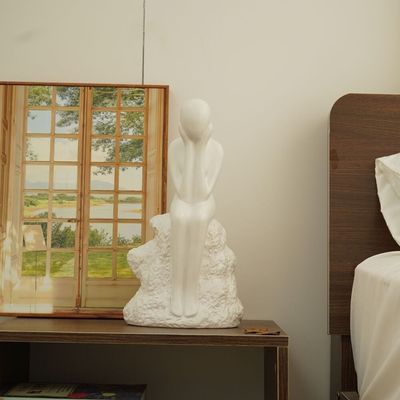 Liana Stoneware Thinking Person Wht 19X12X35Cm