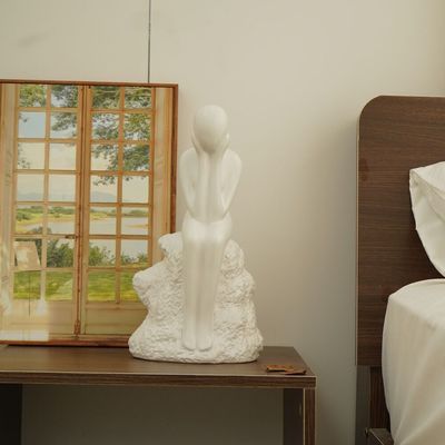 Liana Stoneware Thinking Person Wht 19X12X35Cm