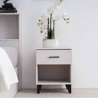 Gamorah 180X200 King Bed Set + Dresser and Stool - Washed White