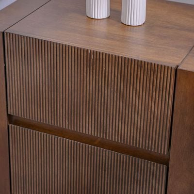 منضدة ليلية من الخشب الصلب ذات درجين من زينيا - بني داكن منضدة ليلية من الخشب الصلب ذات درجين من زينيا - بني داكن