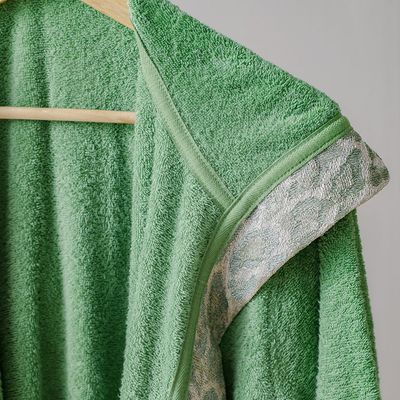 روب حمام بغطاء رأس من إليغانزا مع دانتيل أخضر SS25