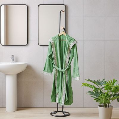 روب حمام بغطاء رأس من إليغانزا مع دانتيل أخضر SS25