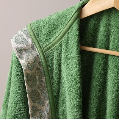 روب حمام بغطاء رأس من إليغانزا مع دانتيل أخضر SS25