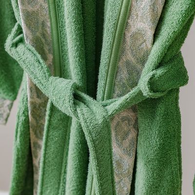 روب حمام بغطاء رأس من إليغانزا مع دانتيل أخضر SS25