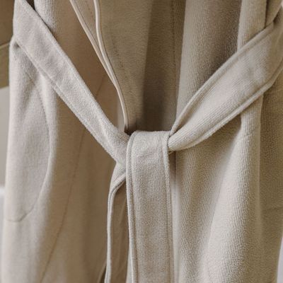 روب حمام أنيق بياقة شال من إس إس 25، لون رملي