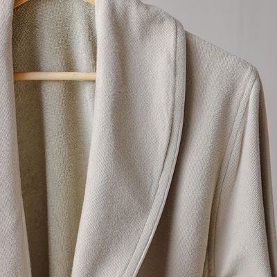 روب حمام أنيق بياقة شال من إس إس 25، لون رملي