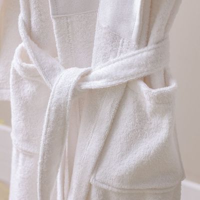 روب حمام أنيق برقبة شال مطرز باللون الأبيض من إس إس 25