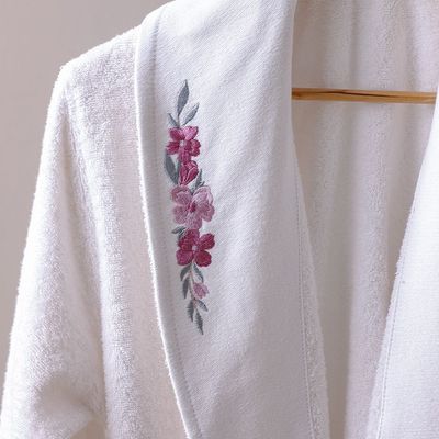 روب حمام أنيق برقبة شال مطرز باللون الأبيض من إس إس 25