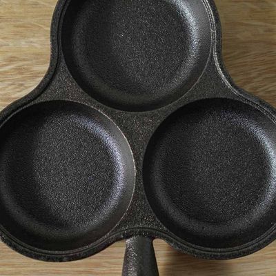 Rosette Cast Iron Pancake Pan W/Wooden Handle 18x2CM