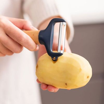 Kitchen Essentials Peeler - Grey - 17x7x2.5 cm