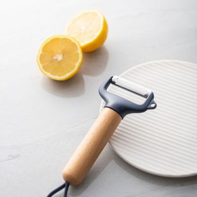 Kitchen Essentials Peeler - Grey - 17x7x2.5 cm