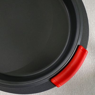 Bake Me Happy Round Pan With Silicone Handle Carbon Steel 0.8Mm 29.5X27X4Cm