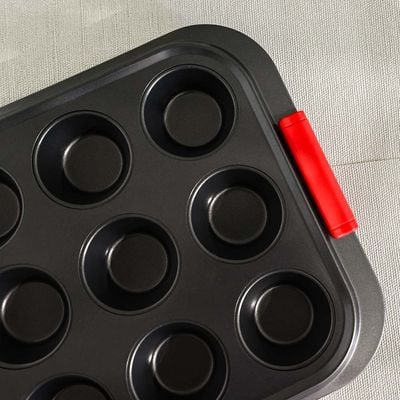 Bake Me Happy 12Cup Muffin Pan With Silicone Handle Carbon Steel 0.8Mm 41X29.5X3.5Cm