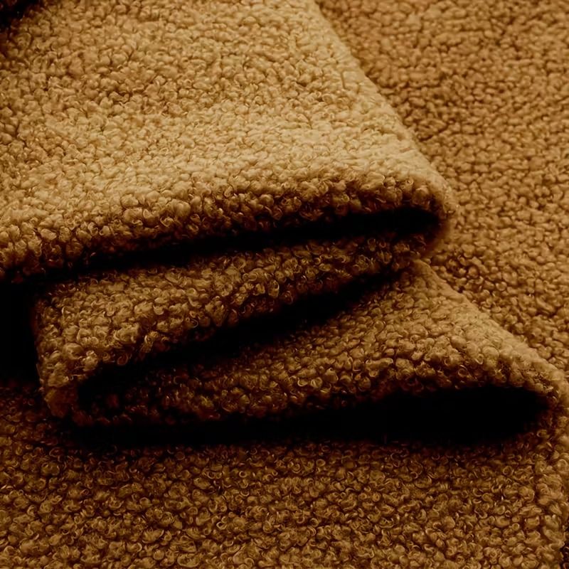 سرير كادويل كوين من الزخارف للأثاث مقاس 160 × 200 سم – سرير منجد بالمخمل البني مع لوح رأس منحني ومبطن