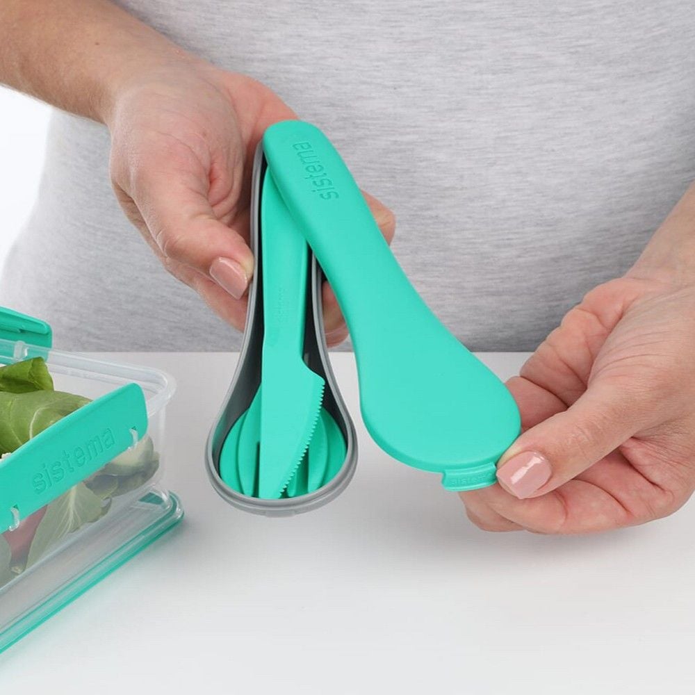 مجموعة أدوات المائدة سيستيما جاهزة للاستخدام، تتكون من سكين كامل الحجم وشوكة وملعقة وحقيبة محمولة. يمكن غسلها في غسالة الأطباق، وآمنة للاستخدام في الفريزر، وخالية من مادة BPA، باللون الأزرق المخضر